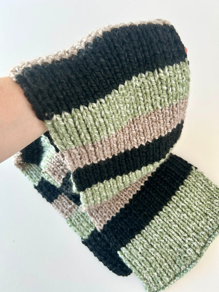 Storstrikket halstørklæde i meleret mint og nude med antracit.