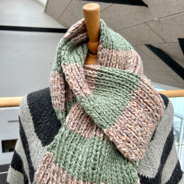 Håndstrikket jumbo tørklæde i grønlig og beige.