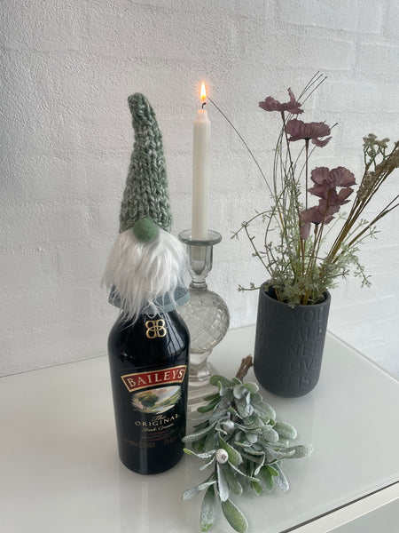 ❤️Håndlavet “”Gnom” i meleret blå og med hjemmestrikket hue.