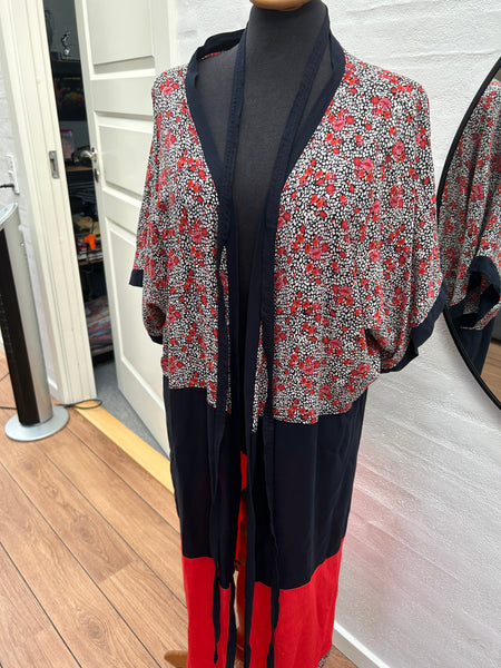 Kimono med blomster og smuk rød farve. Str.xs/m