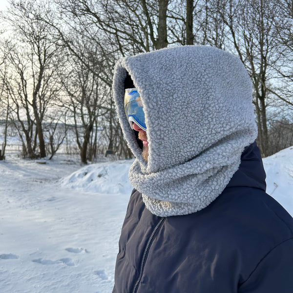 Balaclava i lysegrå Teddy med sort fleece.