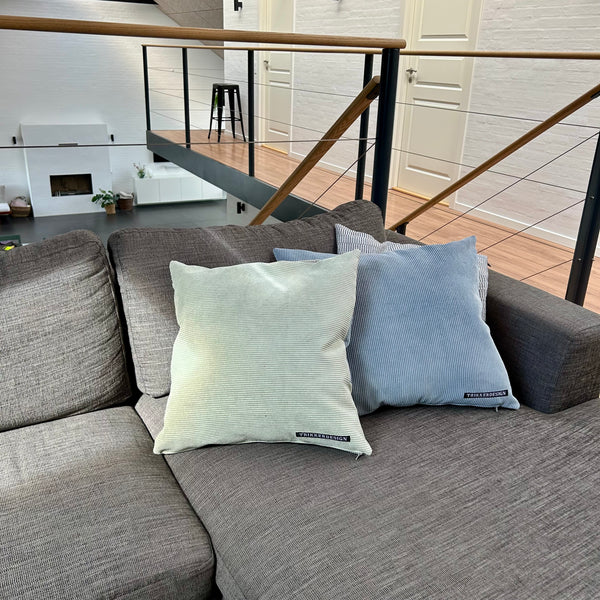 Pudebetræk i lys salvie, mørk kit og pastel blå. Lys salvie på bagsiden.