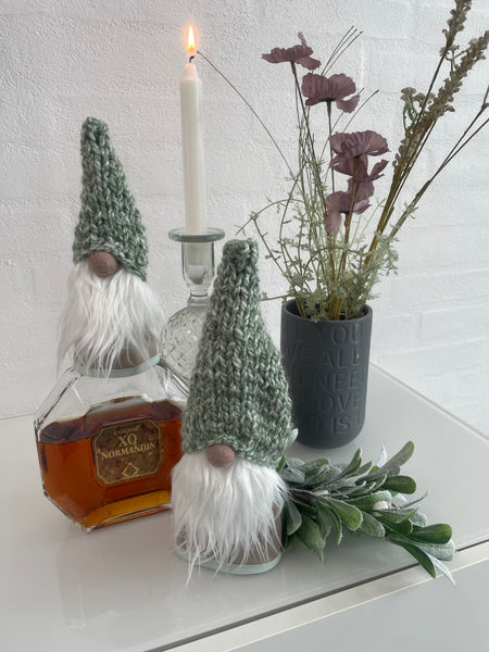 Håndlavede “Gnomer” i beige velour og med melerede grønne hjemmestrikkede huer (2stk).