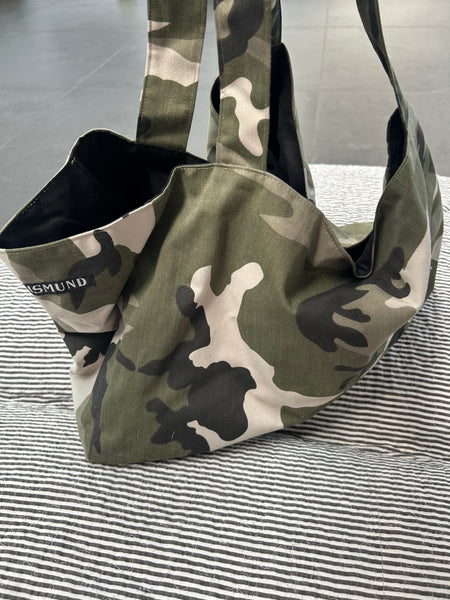 Shopper i armyfarver og med lomme indeni.