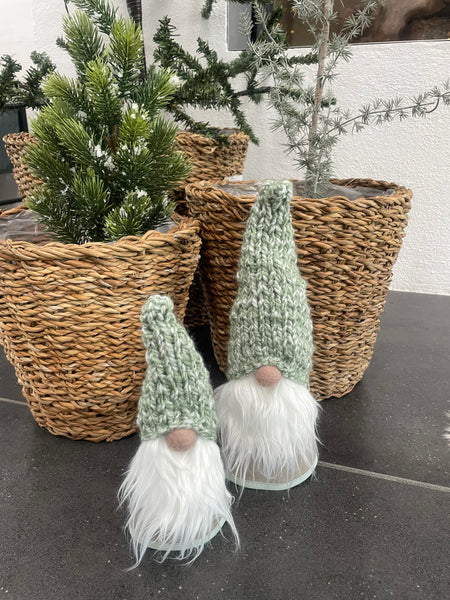 Håndlavede “Gnomer” i beige velour og med melerede grønne hjemmestrikkede huer (2stk).
