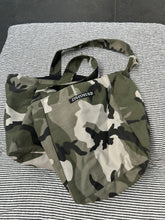 Indlæs billede til gallerivisning Shopper i armyfarver og med lomme indeni.
