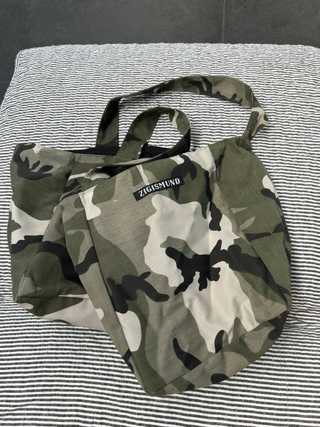 Shopper i armyfarver og med lomme indeni.