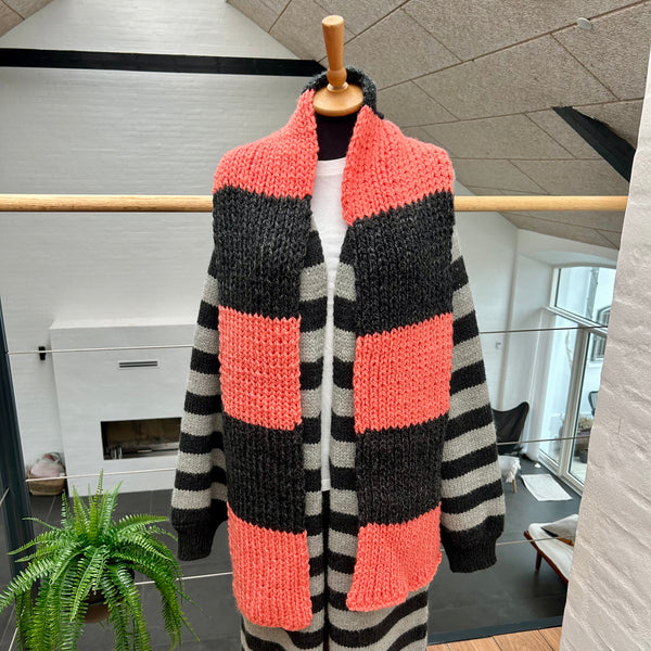 Håndstrikket jumbo halstørklæde i koral og antracitgråt garn