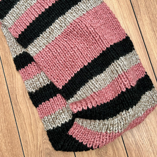 Håndstrikket jumbo tørklæde i rosa, nude og antrcit garn.