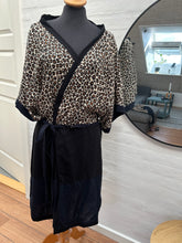 Indlæs billede til gallerivisning Kimono i dyreprint og blå viscose str.m/l
