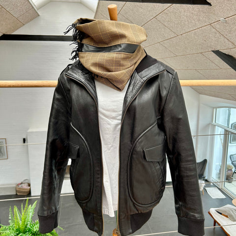 Unika tube med sort kalveskind og frynser.