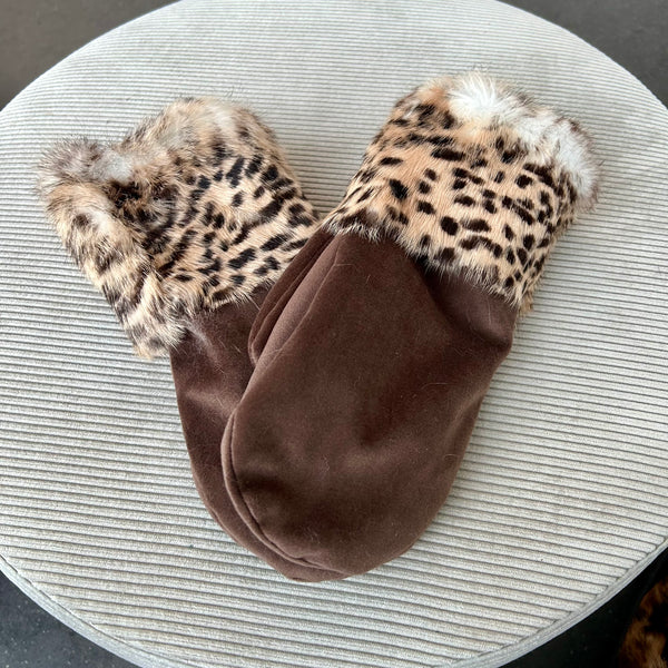 Luffer i brunt velour med kanin pels.