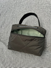 Indlæs billede til gallerivisning Toilettaske/makeuptaske i army quilt.
