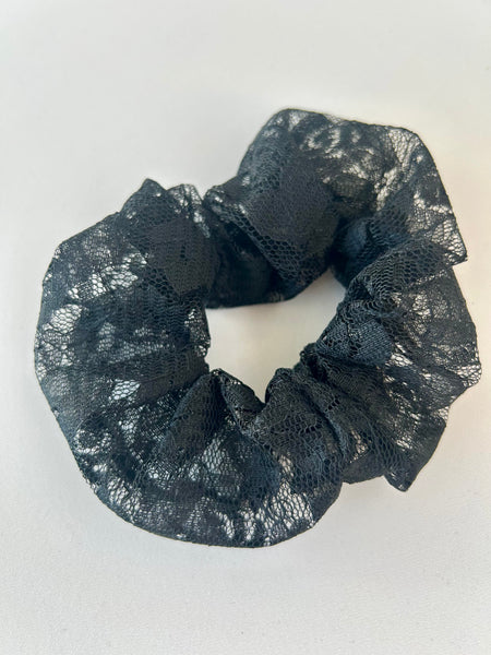 Sort tyl scrunchie med blomster.