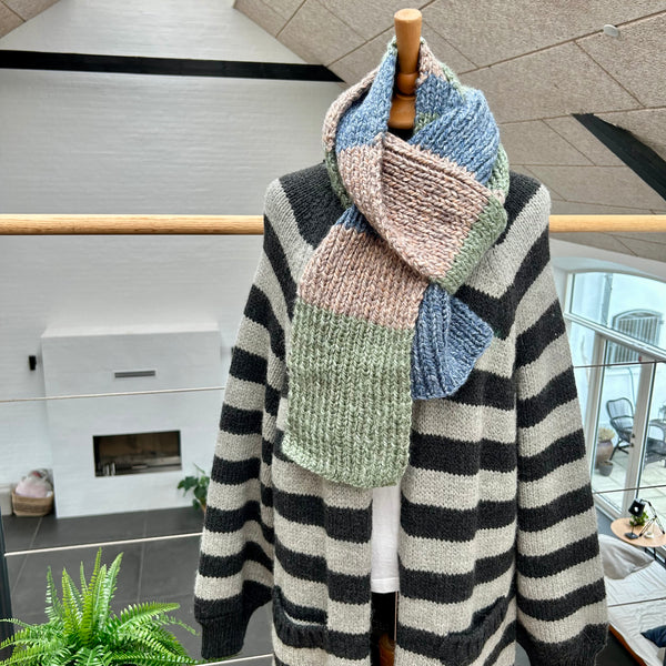 Håndstrikket jumbo tørklæde i blålig, grønlig og beige strik