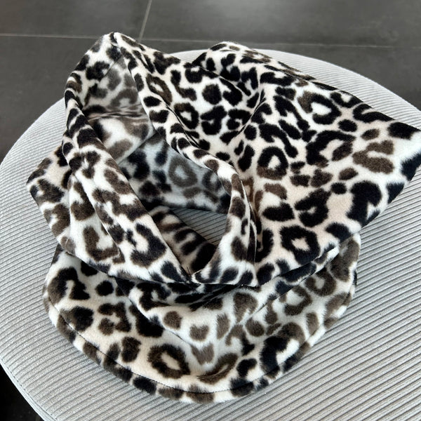 Balaclava i leopard mønstret fleece.