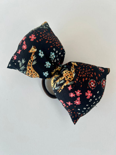 Kæmpe hårsløjfe med giraffer.