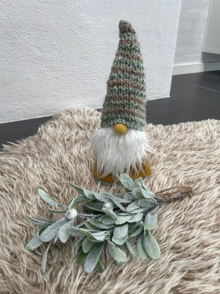 ❤️Håndlavet “Gnom” i gult velour og med hjemmestrikket hue.