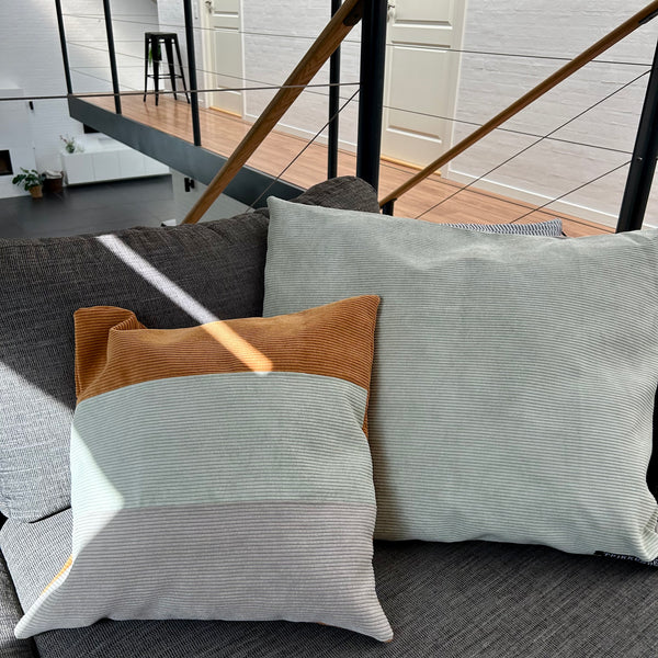 Pudebetræk i mørk kit, lys salvie og gylden brun fløjl. Bagsiden er gyldenbrun.