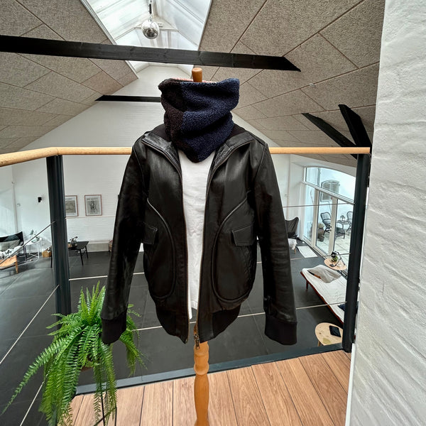 Halsedisse i mørkeblå, sort og rosa teddybear