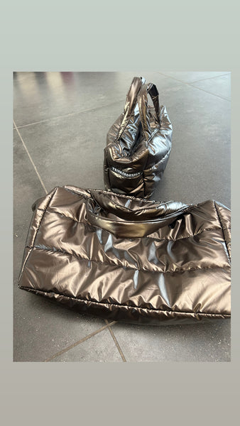 Shopper i brunt skinnende stof.