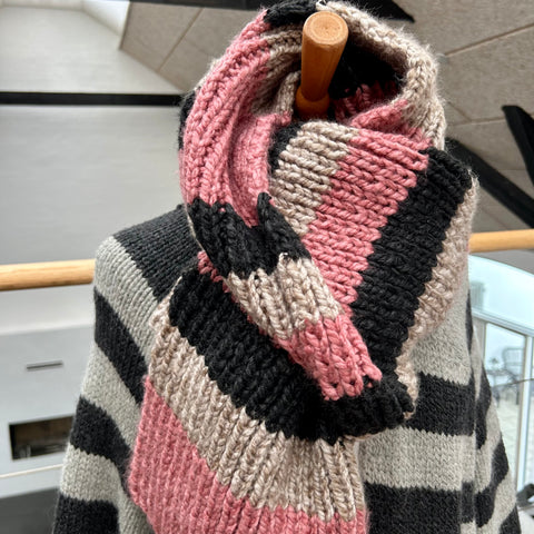 Håndstrikket jumbo tørklæde i rosa, nude og antrcit garn.