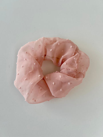 Svag rosa scrunchie m d små prikker.