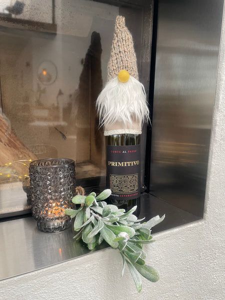 Håndlavet “Gnom” i beige velour og med beige hue.