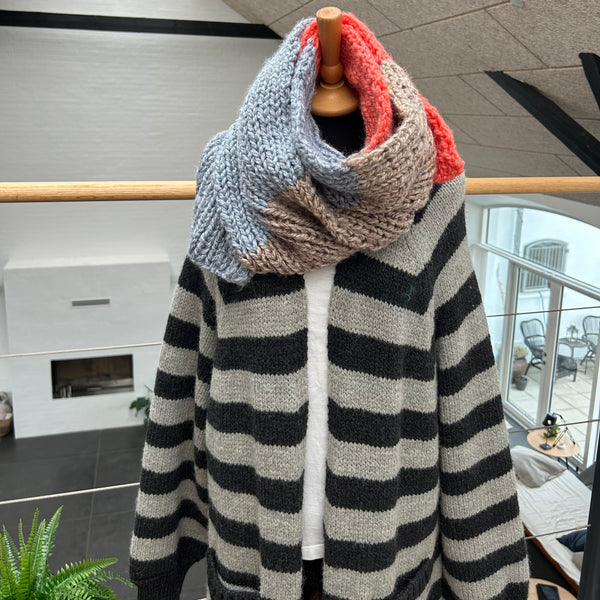 Håndstrikket jumbotørklæde i blå, koral og beige.