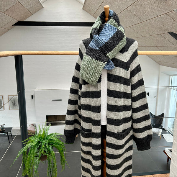 Håndstrikket jumbo tørklæde i blå, grønlig og antracit.