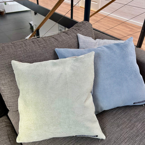 Pudebetræk i lys salvie, mørk kit og pastel blå. Lys salvie på bagsiden.