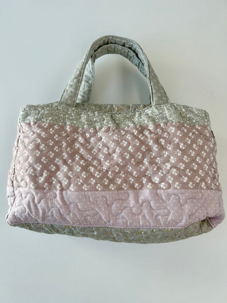 Quiltet taske lavet ud af et vattæppe.