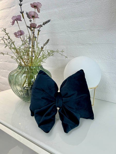 Lille sløjfe i mørkeblå velour.