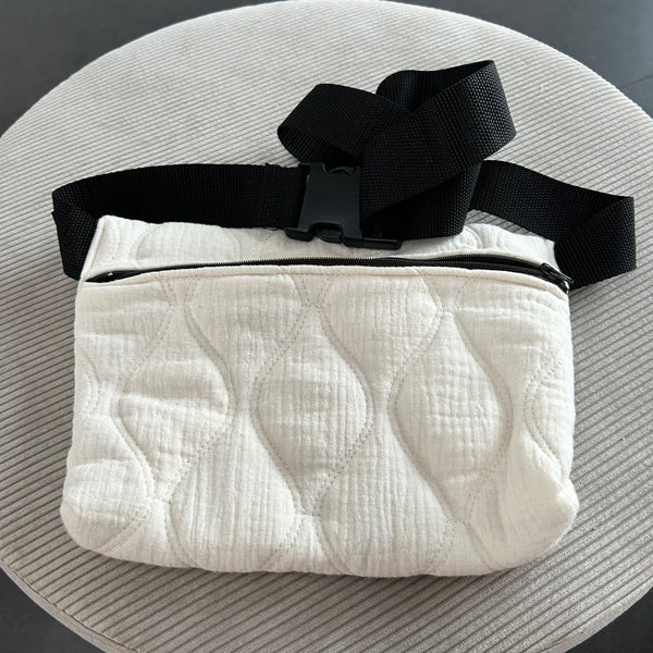 Bæltetaske aske i hvidt quilt med gråt foer.