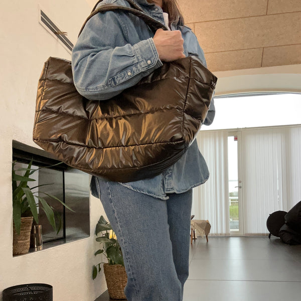 Shopper i brunt skinnende stof.