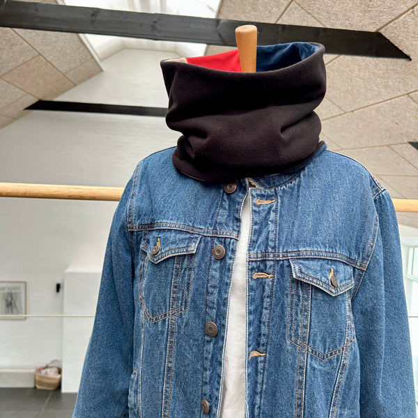 Halsedisse i rød jersey og blå/nude velour.