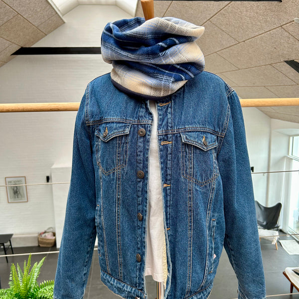 Halsedisse i tern og mørkeblåt fleece.