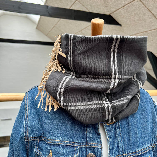 Unika halsedisse med tern og nude frynser.