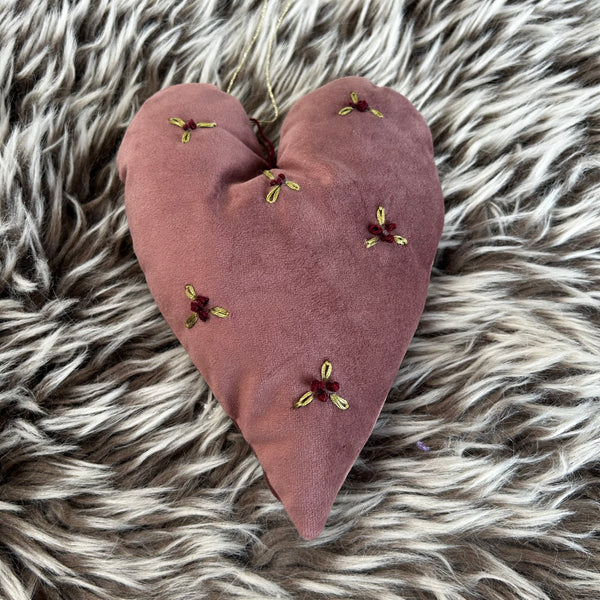 Rosa julehjerte med broderi.