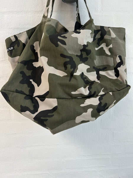 Stor shopper i army look med blåt foer og inderlomme.