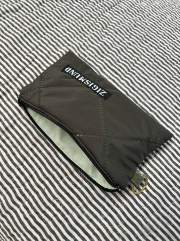 Keyhanger taske i armygrøn quilt.