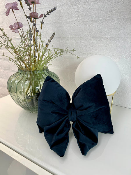 Lille sløjfe i mørkeblå velour.