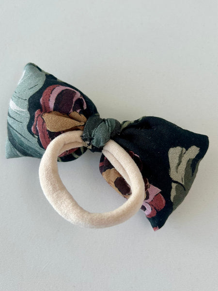 Fluffy printet sløjfe med nude elastik.