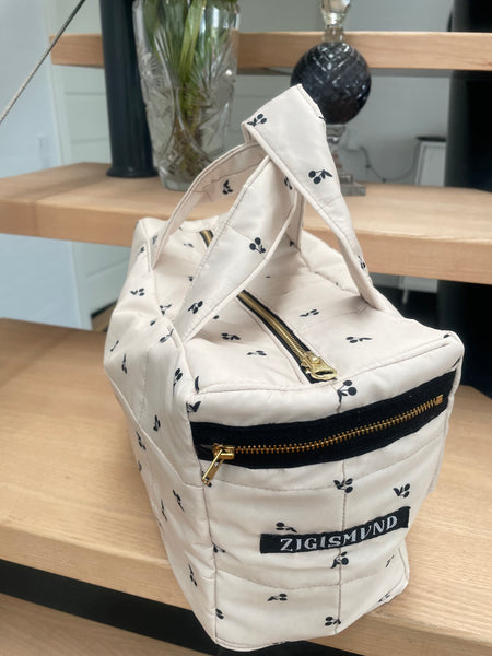 Makeup/toilettaske i smuk quilt med kirsebær