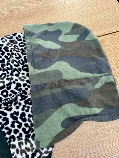 Balaclava i camouflage farvet polar fleece.