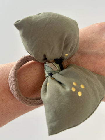 Fluffy sløjfe i støvet grøn.