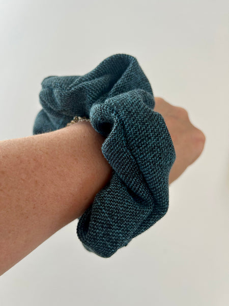 Stor scrunchie i meleret grøn/blå.