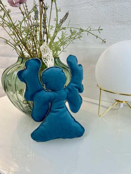 Engle ophæng i petroliums farvet velour.