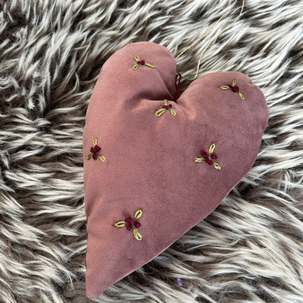 Rosa julehjerte med broderi.