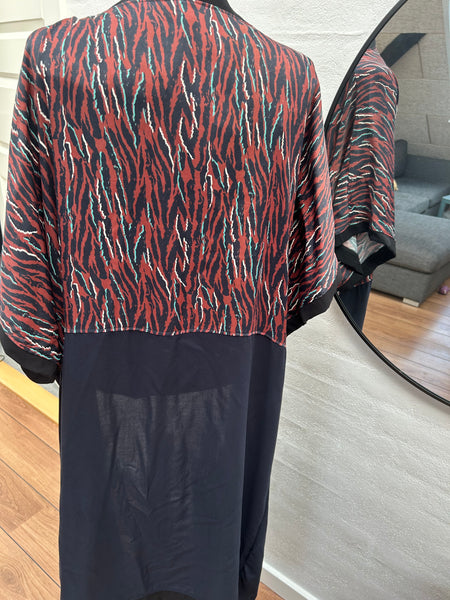 Kimono i digital printet stof og med mørkeblå viscose str.m/l